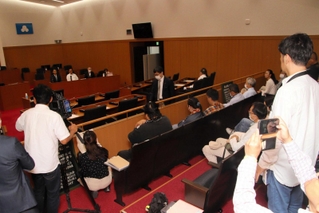 百条委が開かれた議場。傍聴席（手前）にも市民や報道陣が詰めかけた＝洲本市役所