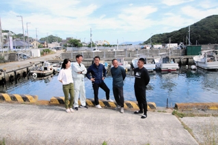 町おこしに奔走する落合典子さん（左端）ら由良カンコウキョクのメンバー＝洲本市由良１