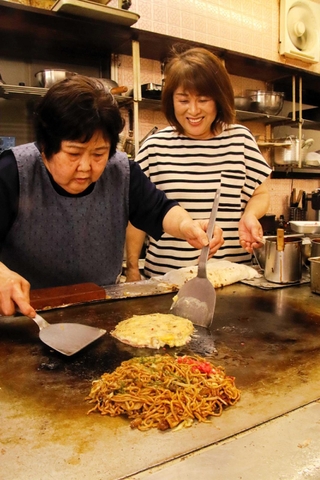 店を切り盛りする鵜飼真由美さん（左）と児林かおりさん＝洲本市由良４