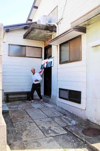 路地の隅にたたずむ増田湯＝洲本市由良１