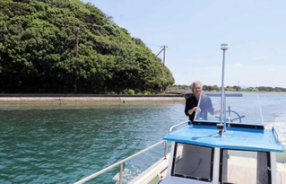 成ケ島への渡船を操縦する山家春海さん＝洲本市由良町由良沖