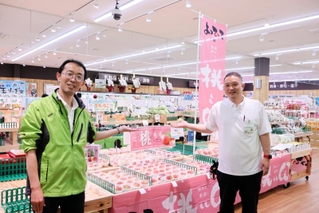 桃など旬の食材をそろえた店内＝洲本市下加茂１