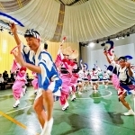 元は体育館の演舞場で阿波踊りが披露された＝徳島県鳴門市瀬戸町堂浦