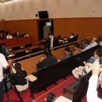 百条委が開かれた議場。傍聴席（手前）にも市民や報道陣が詰めかけた＝洲本市役所