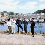 町おこしに奔走する落合典子さん（左端）ら由良カンコウキョクのメンバー＝洲本市由良１