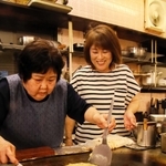 店を切り盛りする鵜飼真由美さん（左）と児林かおりさん＝洲本市由良４