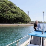 成ケ島への渡船を操縦する山家春海さん＝洲本市由良町由良沖