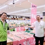 桃など旬の食材をそろえた店内＝洲本市下加茂１