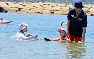 海に入り、笑顔がはじける子どもたち＝南あわじ市阿万西町