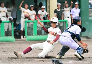 ３回表、西尾晴樹選手の左前適時打で生還する津名の小笹山敬人選手＝ベイコム野球場