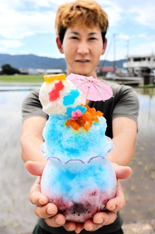 涼しげな「島の金魚鉢かき氷」を手にする渡邊唯さん＝南あわじ市神代地頭方