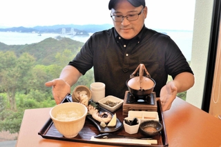 １万食以上売れた「たこのタタキ茶飯」と考案した森一仁料理長＝南あわじ市福良丙