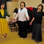 初のリサイタルを行う太田久美子さん（中央）と声楽アンサンブル「ベル・フィオーレ」のメンバー＝千草公民館