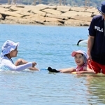 海に入り、笑顔がはじける子どもたち＝南あわじ市阿万西町