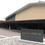 供用が始まった新火葬場「淡路市斎苑　緑風の里」＝淡路市野田尾