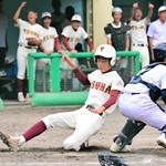 ３回表、西尾晴樹選手の左前適時打で生還する津名の小笹山敬人選手＝ベイコム野球場