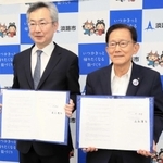 協定書を手にする神戸大学医学部付属病院の眞庭謙昌院長（左）と門康彦市長＝淡路市役所