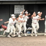 優勝が決まりグラウンドに駆け出す津名の選手＝洲本市市民交流センター