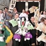 人気作「ももたろう」に出演する人形と淡路人形座の座員ら＝南あわじ市福良甲