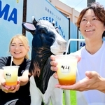 ホエイを使ったジュースをＰＲする福田孝宏代表ら＝淡路市育波