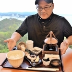 １万食以上売れた「たこのタタキ茶飯」と考案した森一仁料理長＝南あわじ市福良丙