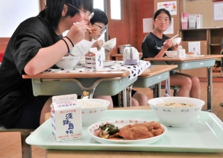 給食に出たハモフライなどを味わう児童ら＝南あわじ市倭文庄田