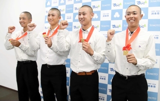 徳島県立鳴門渦潮高校から甲子園に出場する（左から）中山仁翔選手、〓田圭哉選手、森高祐吏選手、金山大輝選手＝洲本市役所