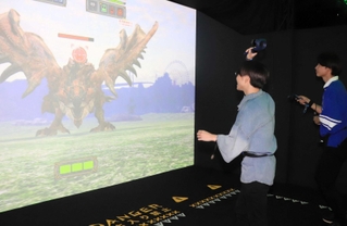 実際に体を動かして画面上のモンスターと戦う＝淡路市楠本
