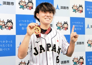 金メダルを手に笑顔の星川あかり選手＝淡路市役所