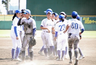 優勝が決まり、グラウンドの中心で喜ぶオール兵庫ジュニアの選手＝淡路佐野運動公園