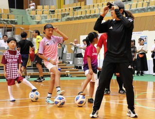 参加者とブラインドサッカーをする澤穂希さん（右）＝南あわじ市北阿万筒井
