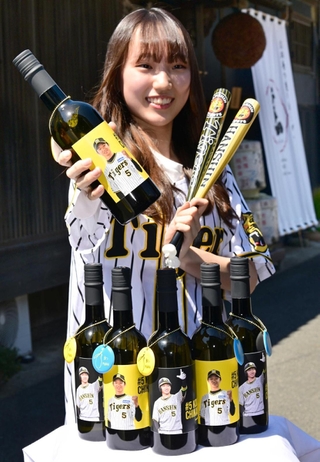近本選手の写真をラベルにあしらった千年一酒造の新商品＝千年一酒造