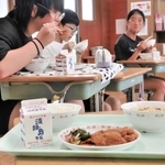 給食に出たハモフライなどを味わう児童ら＝南あわじ市倭文庄田