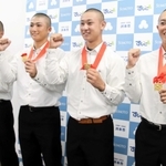 徳島県立鳴門渦潮高校から甲子園に出場する（左から）中山仁翔選手、〓田圭哉選手、森高祐吏選手、金山大輝選手＝洲本市役所