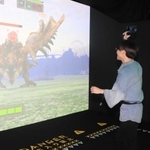 実際に体を動かして画面上のモンスターと戦う＝淡路市楠本
