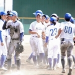 優勝が決まり、グラウンドの中心で喜ぶオール兵庫ジュニアの選手＝淡路佐野運動公園