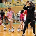 参加者とブラインドサッカーをする澤穂希さん（右）＝南あわじ市北阿万筒井