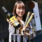 近本選手の写真をラベルにあしらった千年一酒造の新商品＝千年一酒造