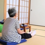 避難所に身を寄せた女性＝広田地区公民館