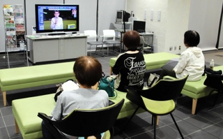 洲本市役所の避難所では市民が不安そうにテレビを見ていた＝８月３０日、洲本市役所