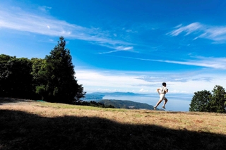 海が見える柏原山のコース（西岡賢一さん提供）