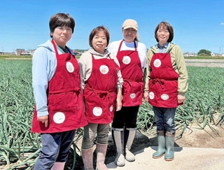 さまざまな野菜の栽培などに取り組む大北かよ子さん（左から３番目）と「ふぃーるど」のメンバーら＝南あわじ市内（ふぃーるど提供）