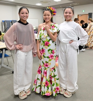 思い思いのデザインの洋服を完成させた中学生ら＝北淡公民館