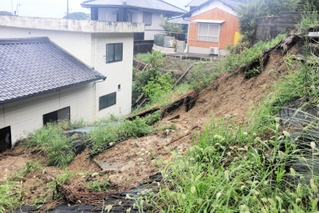 激しい雨の影響で土砂崩れが起きた＝８月３０日、南あわじ市阿那賀