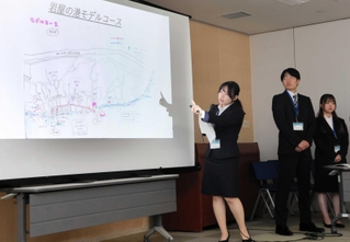 岩屋港周辺の活性化策をプレゼンテーションする神戸学院大学の学生＝淡路市役所