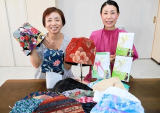 「はまなすの会」代表の太田直美さん（左）と本を自費出版した新崎江里さん＝淡路市南鵜崎