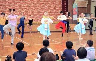 劇場での公演を前に淡路島内の小学校で演技が披露された＝淡路市多賀