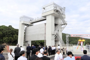 県内初の津波専用として完成した本庄川水門＝南あわじ市阿万塩屋町