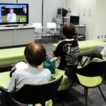 洲本市役所の避難所では市民が不安そうにテレビを見ていた＝８月３０日、洲本市役所