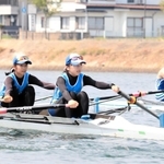 真剣な表情でオールをこぎ、ゴールを目指す選手＝洲本川